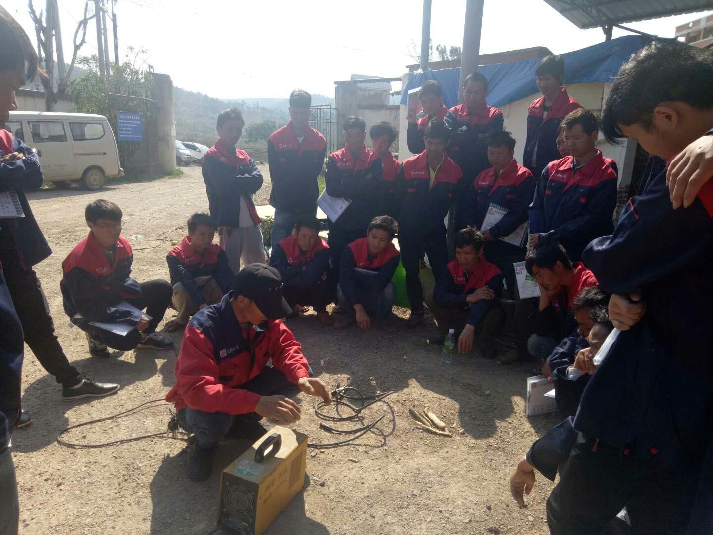 图为开展实际操作训练 图为开展实际操作训练