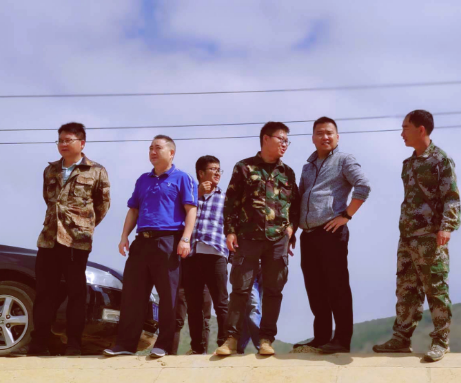 图为副市长李树锋现场查看三角海水环境治理工程