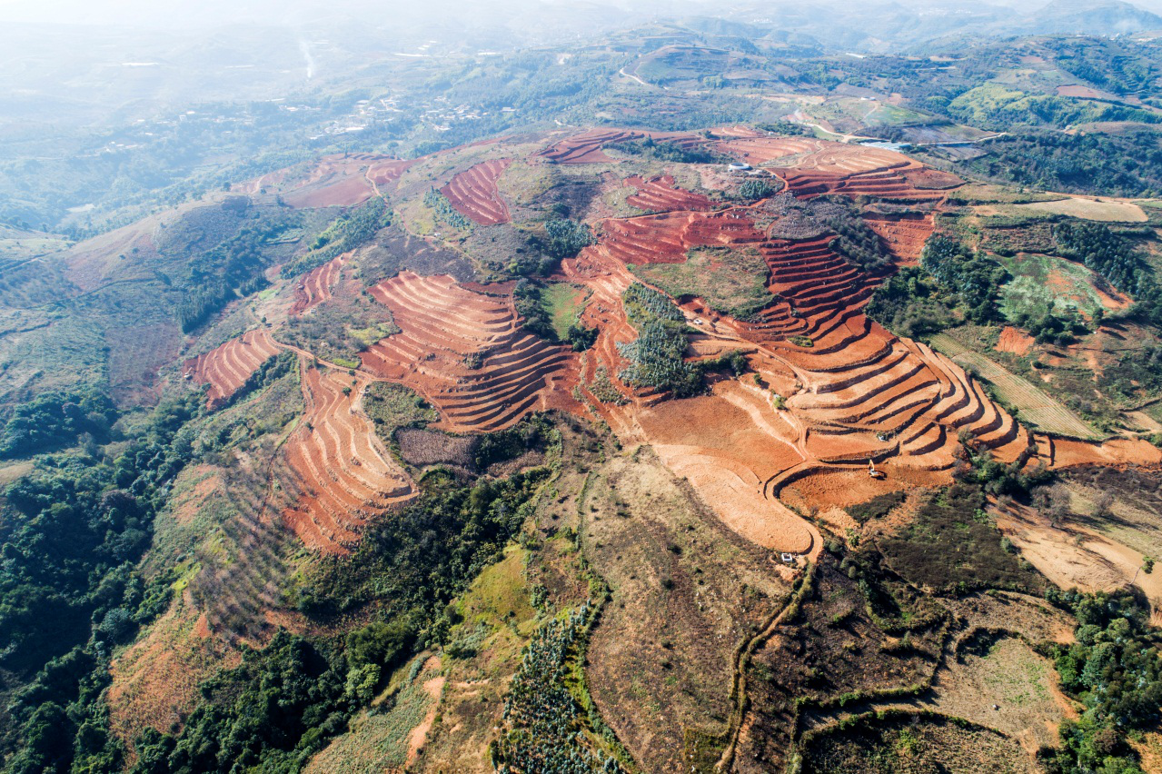 图为正在实施的小流域坡耕地水土流失综合治理工程