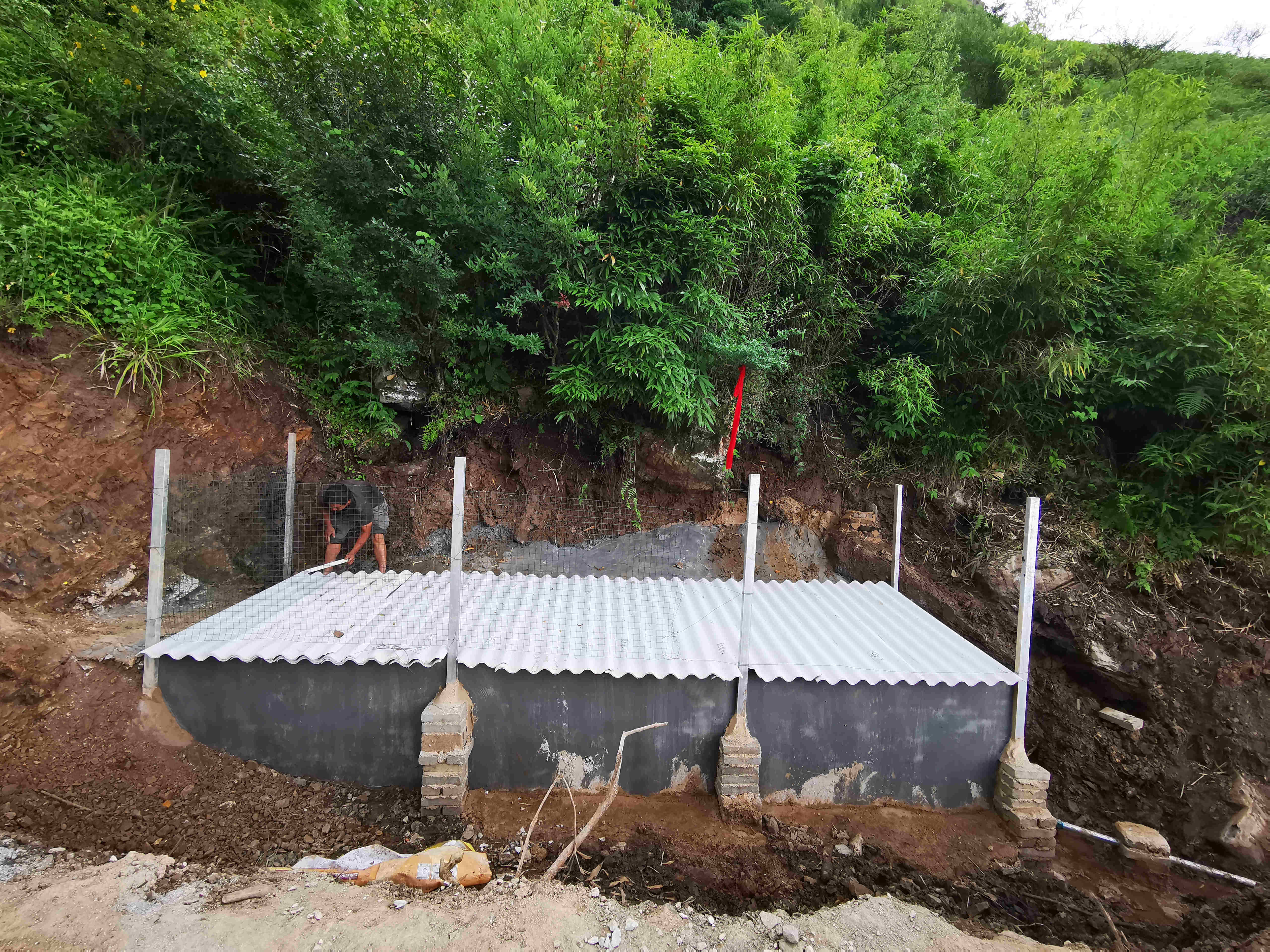 羊街乡期不底新水源点储水池