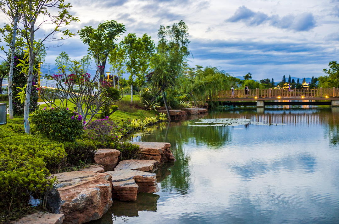 图为花红柳绿的南洞河风采