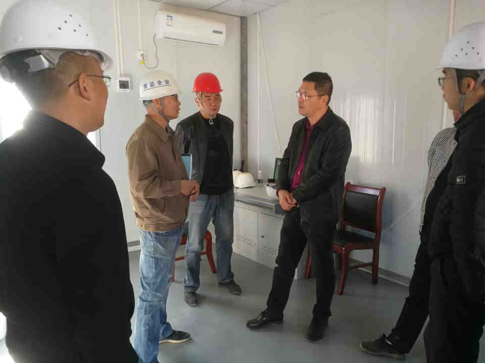 中铁十二局·开远隧道出口·调度室查看人员定位系统并讨论相关安全保障措施(12月17日)_副本