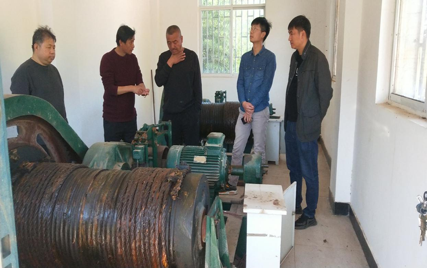 图为检查组检查水库机房设备