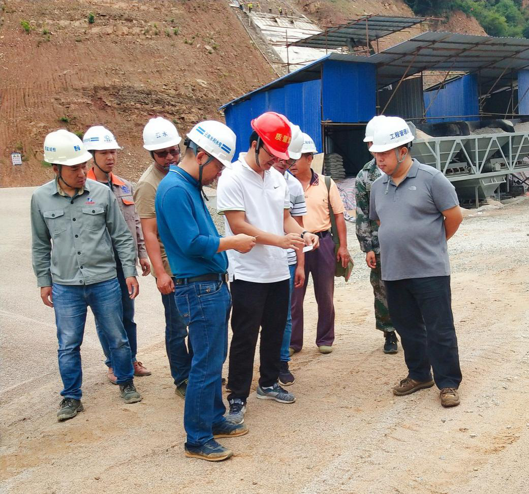 图为检查组现场指导泸江水库安全管理工作